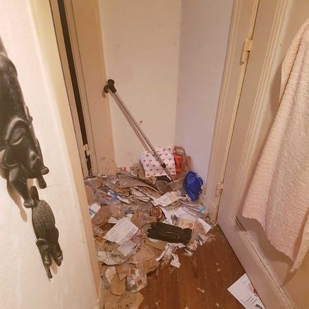 Dreckiger, vermüllter Flur vor einer Haushaltsauflösung