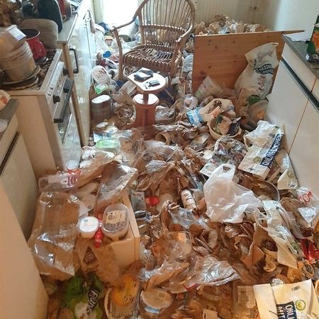 Dreckige, vermüllte Küche vor einer Haushaltsauflösung