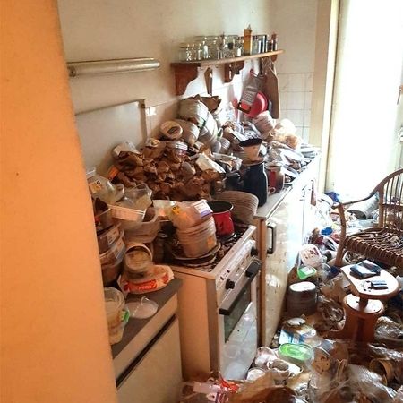 Dreckige, vermüllte Küche vor einer Haushaltsauflösung