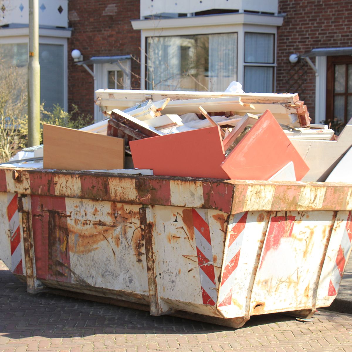 Container mit alten Möbeln